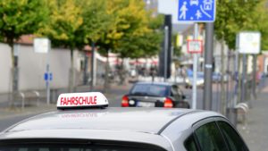 Bei einer Fahrprüfung hängt die Dauer von der Führerscheinklasse, die erworben werden soll, ab.