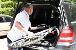 Wie das Fahrrad im Auto am besten transportieren