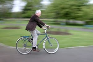 Anders als ein normales Fahrrad benötigt ein Fahrrad mit Hilfsmotor eine Haftpflichtversicherung.