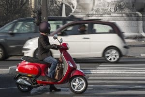 Wie auch bei einem Roller, benötigen Sie auch auf einem Fahrrad mit Hilfsmotor einen Helm.