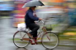 Was gilt es zu beachten, wenn Sie mit dem Fahrrad bei Regen unterwegs sind?