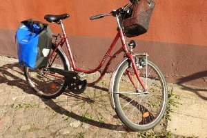 Ein Fahrrad-Schutzblech ist bei normalen Straßenrädern meist schon serienmäßig verbaut.