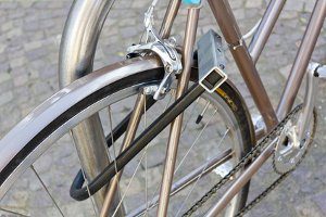 Effektiv ein Fahrrad vor Diebstahl schützen: Bei teuren Rädern sollte am Schloss nicht gespart werden.