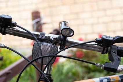 Fahrradbremse einstellen: Das sollte bei der Fahrradpflege nicht vergessen werden.