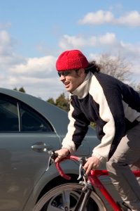 Wenn Sie einen Fahrradfahrer mit dem Auto überholen, sollten Sie besonders vorsichtig sein.