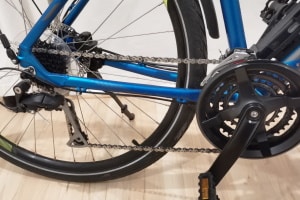 Aufbau einer Fahrradschaltung: Am Hinterrad sitzt das Schaltwerk, an der Pedale der Umwerfer.