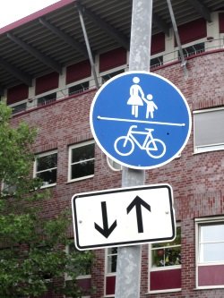 Auf einem Fahrradweg kann die Fahrtrichtung durch Zusatzschilder angezeigt werden.