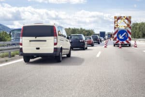 Mit dem Fahrschulauto sollen verschiedene Verkehrssituationen geübt werden.