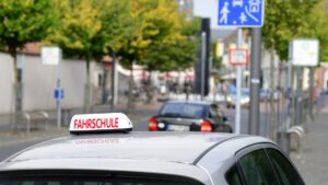 In der Fahrschule üben Sie mit einem Fahrlehrer das Verhalten im Straßenverkehr.