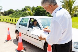 Im Rahmen der Fahrstunden als Wiedereinsteiger beurteilt der Fahrlehrer das Fahrverhalten.