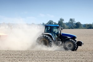 Sonderfälle beim Fahrverbot: Eine Ausnahme bei der Landwirtschaft kann das Führen von Traktoren erlauben.