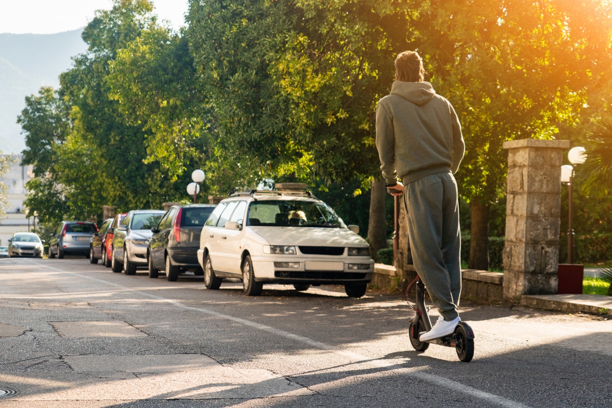 Laut einem aktuellen Urteil sind Fahrverbote für E-Scooter und Fahrräder nicht möglich.