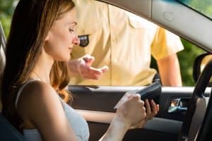 Anders als der Fahrzeugschein wird der Fahrzeugbrief nicht bei der Fahrt mitgeführt.