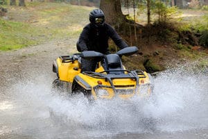 Möchten Sie mit einem unzugelassenen Kfz auf einem Feldweg fahren, droht eine Strafe.