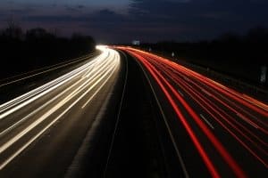 Fernlicht auf der Autobahn ist erlaubt, solange kein Verkehrsteilnehmer geblendet wird.