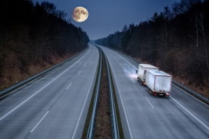 Der Fernlichtassistent kann sich positiv auf die Verkehrssicherheit und den Fahrkomfort auswirken.