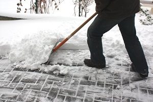 Feuchtigkeit im Auto? In den Innenraum kann das Wasser auch durch regen- oder schneenasse Schuhe kommen.