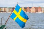 Die Flagge in Schweden vor der Stadt.