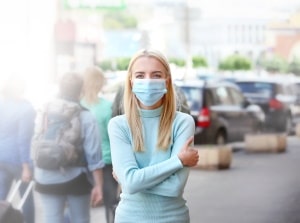 Nicht nur in Flugzeugen soll die Maskenpflicht gelten, sondern auch vor und im Flughafen.