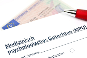 Der Forschungsbericht zum Fahren ohne Fahrerlaubnis kritisiert die MPU und die dabei anfallenden Kosten.