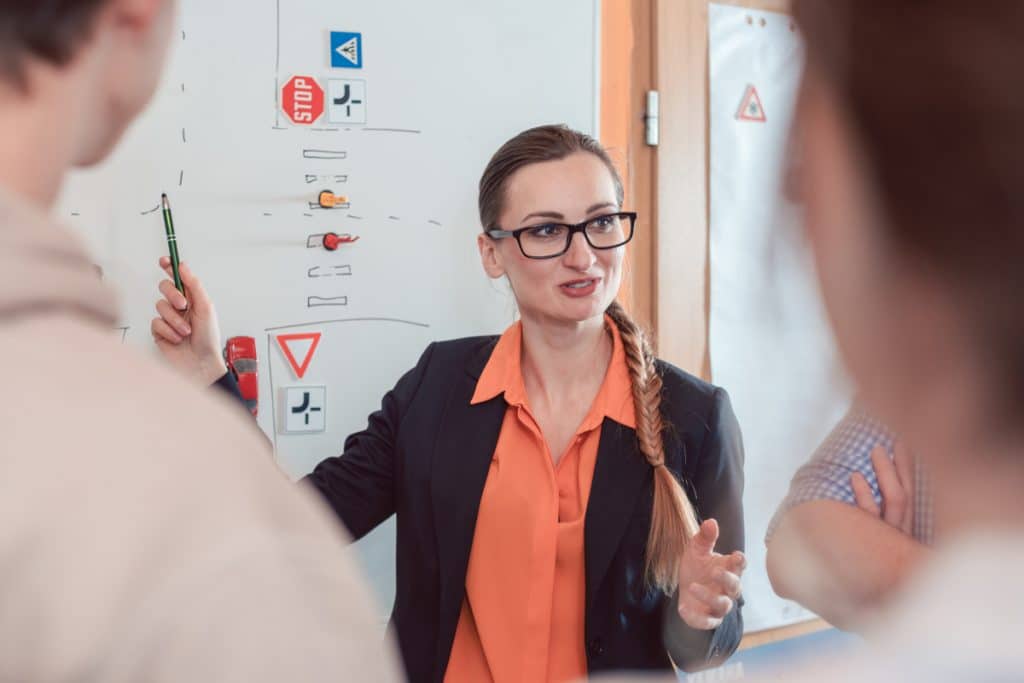 Die Führerschein-Änderungen könnten ab 2023 für Fahr-Neulinge einen Auffrischungskurs vorschreiben.