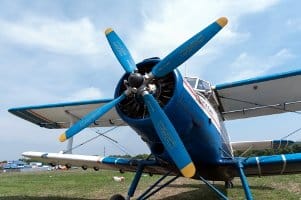 Ein Führerschein für eine Drohne kann durch eine Pilotenlizenz oder eine Prüfungsteilnahme bescheinigt werden.
