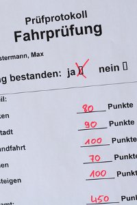 Führerschein mit 17: Die Begleitperson darf nicht aktiv eingreifen.