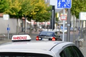 Alle Führerscheinklassen führen normalerweise zuerst in eine Fahrschule