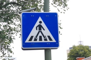 Am Fußgängerüberweg erzeugt das Schild 350 ein Halteverbot.