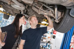 Gebrauchte Autos kaufen: Sie sollten vorher auch den Unterboden auf Rost kontrollieren.