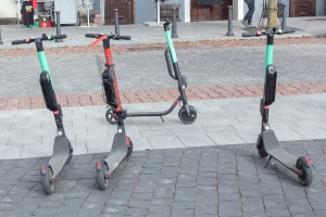 Sachschaden durch nachlässig abgestellten Roller: Das Amtsgericht Frankfurt verneint eine Gefährdungshaftung für E-Scooter.