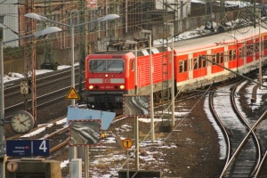 Gefährlicher Eingriff in den Bahnverkehr: Gemäß Strafgesetzbuch stellt dies eine Straftat dar.