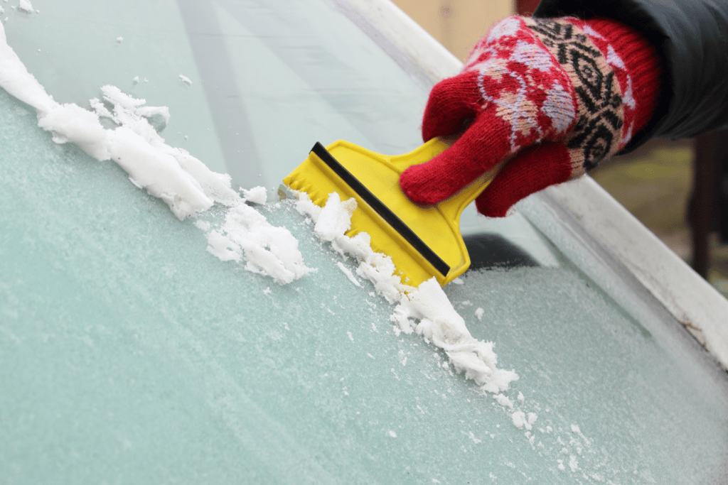 Eiskratzen, aber richtig: So werden Autoscheiben eisfrei