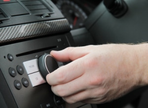 Wer eine Geisterfahrer-Meldung im Radio hört, sollte besonders vorsichtig fahren