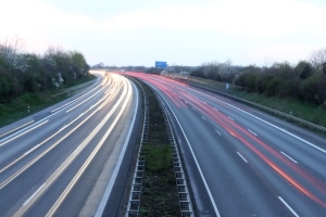 Geisterfahrer auf Autobahn: Verhaltensregeln und Strafen