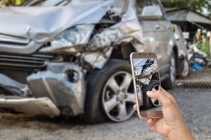 Bei einem Geisterfahrer-Unfall zahlt die Versicherung nur, wenn kein Vorsatz vorliegt.