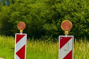 Ein gelbes Blinklicht warnt Verkehrsteilnehmer vor Gefahren.