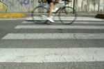Ist die zulässige Geschwindigkeit auf dem Gehweg und Radweg für Radfahrer begrenzt?