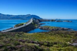 Trotz niedriger Geschwindigkeitsbegrenzung: In Norwegen werden Reiseträume wahr, z. B. auf den Lofoten.