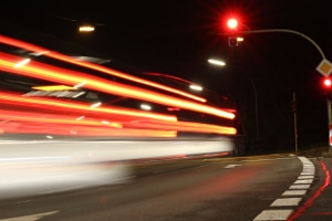 Induktionsschleifen können sowohl bei einer Geschwindigkeitskontrolle als auch bei einer Ampel angewandt werden.