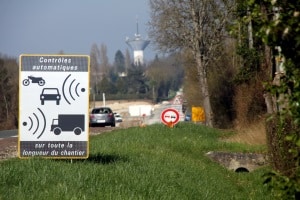 Bereits eine geringe Geschwindigkeitsüberschreitung kann in Frankreich Punkte kosten.