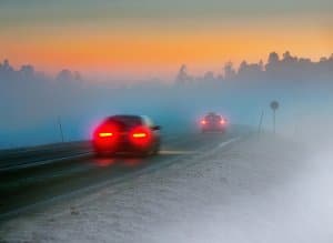 Eine Geschwindigkeitsüberschreitung bei Nebel und anderen Sichtbehinderungen ist besonders gefährlich.