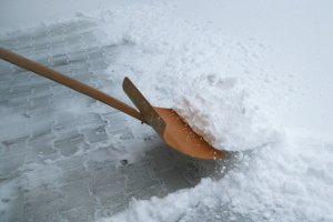 Winterlandschaft: Was in der Natur schön ist, kann Gehwege gefährlich machen - sie müssen geräumt werden. Deshalb schreibt das Gesetz das Schneeräumen vor