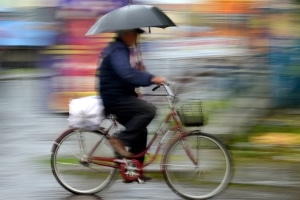 Bei Gewitter ist das Radfahren gefährlich.