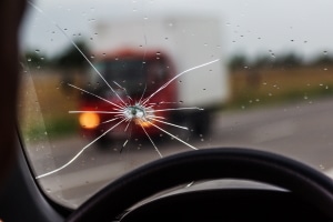 Glasschaden am Auto: Wer zahlt bei Rissen und Steinschlag?