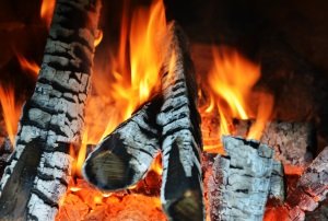 Beim Grillen auf dem Balkon gilt bei Holzkohle wegen der Rauchentwicklung besondere Vorsicht.