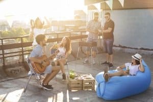 Grillen auf dem Balkon ist im Sommer vor allem bei jungen Leuten beliebt.