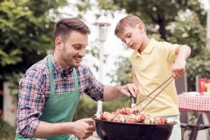 Bei Groß und Klein ist Grillen im Sommer beliebt. Werden die Regeln eingehalten steht dem Grillspaß nichts im Weg.