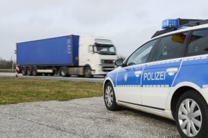 Die Güterkraftverkehrserlaubnis kann durch das BAG der die Polizei kontrolliert werden.