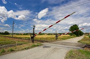 Sind die Schranken halb geöffnet, darf der Bahnübergang noch nicht überquert werden.